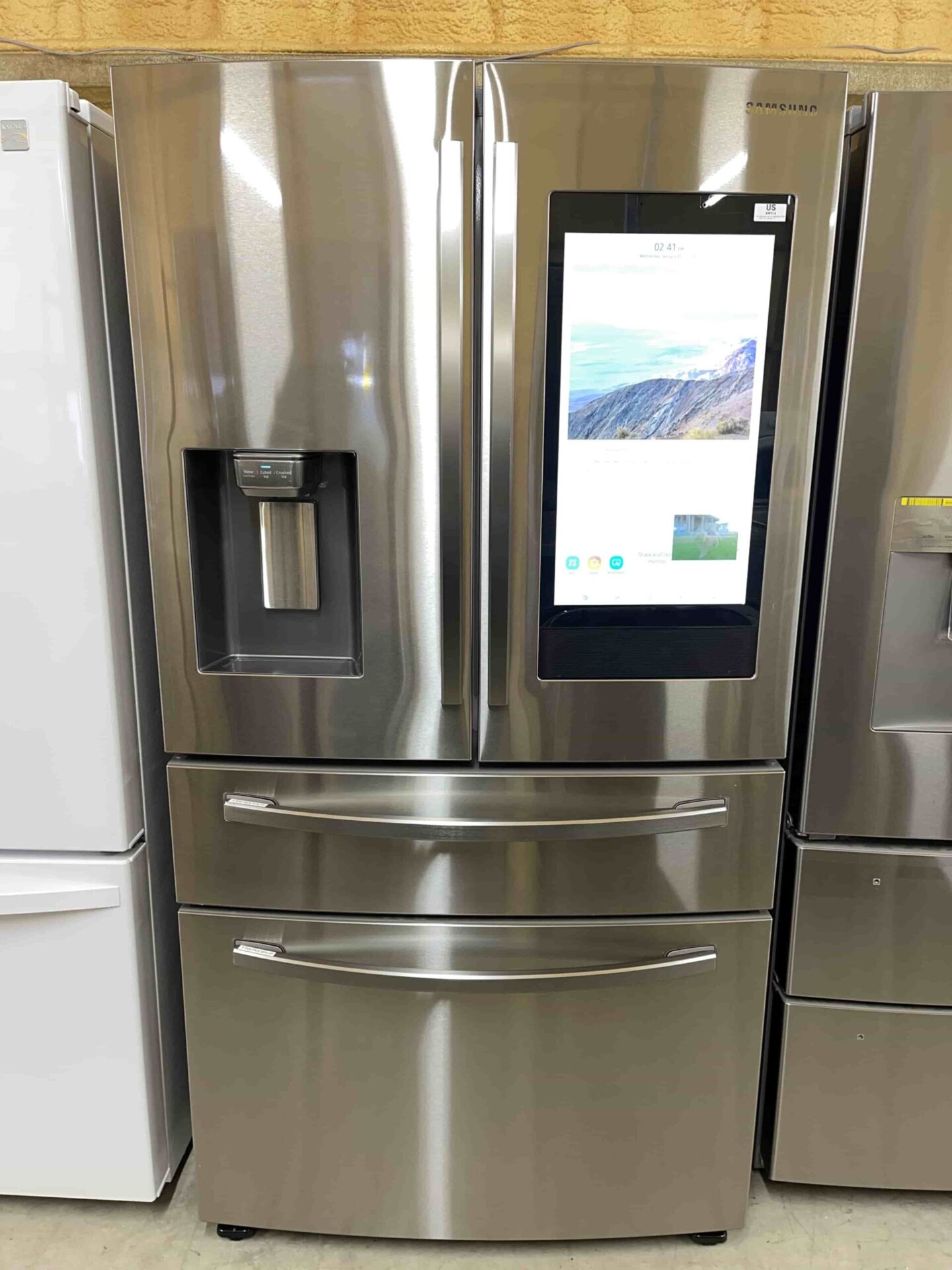 28 cu. ft. 4-Door French Door Refrigerator with 21.5” Touch Screen Family Hub™ in Stainless Steel
